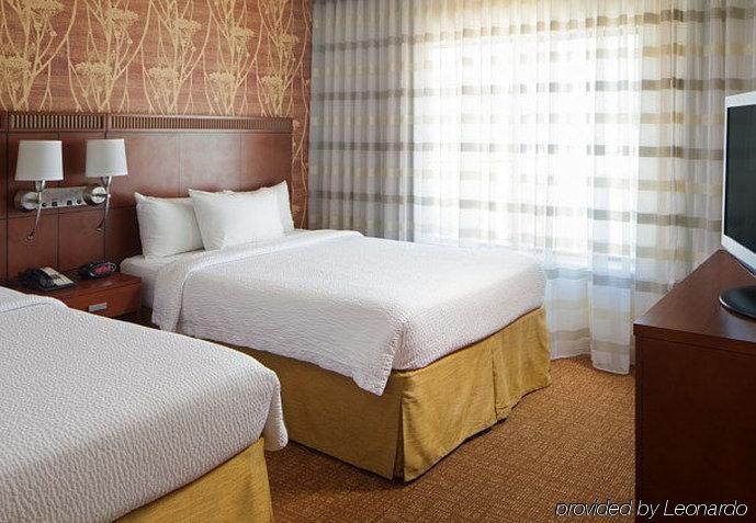Hotel Courtyard Haywood Mall 3*