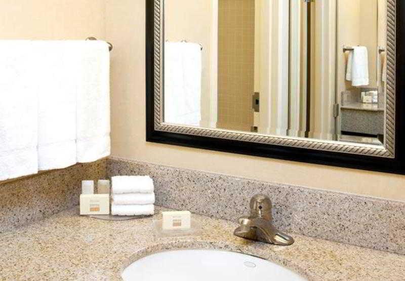 Courtyard Haywood Mall 3*